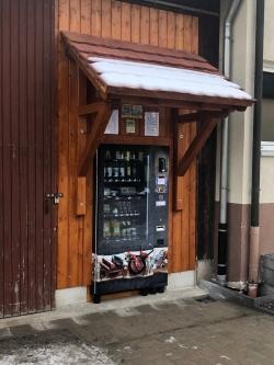 Selbstbedienungsautomat an der Zuwegung zum Wanderparkplatz in Breitenholz