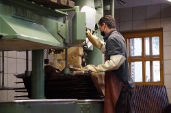 AiS Mitarbeiter an der Mostpresse in Bodelshausen